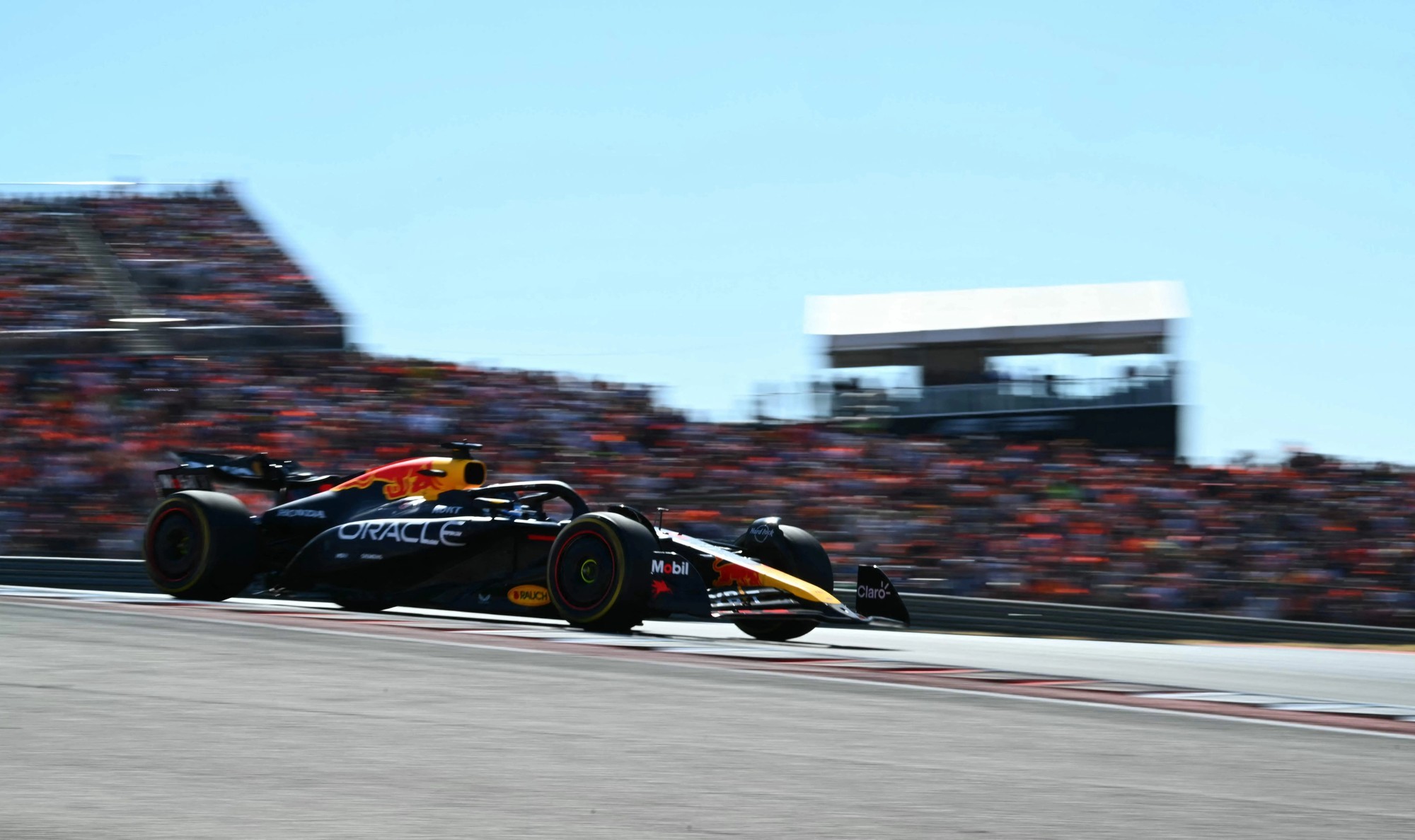 红牛车队力克阿斯顿马丁，塞恩斯点燃赛场