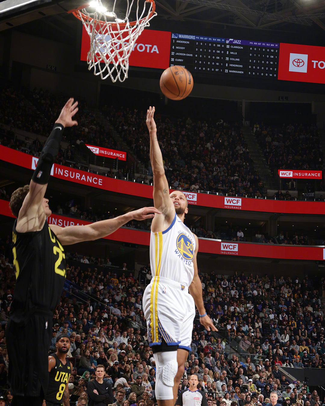 步行者碾压魔术，库里统治全场