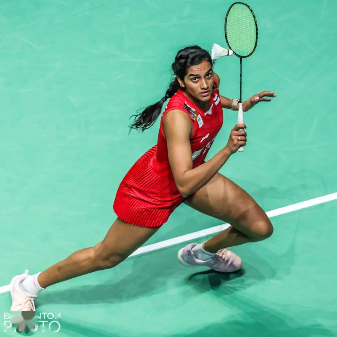 印尼羽毛球队鏖战英格兰羽毛球队，辛杜惊艳世界