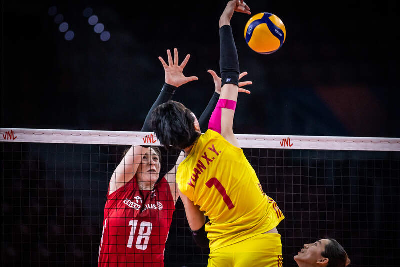 西班牙队在排球比赛中实力碾压对手